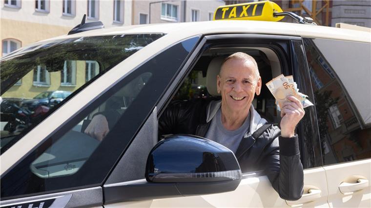 „Quiz Taxi“ fährt gutes Comeback ein Thomas Hackenberg fährt das „Quiz Taxi“.