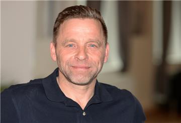 Thomas Häßler lächelt in die Kamera.
