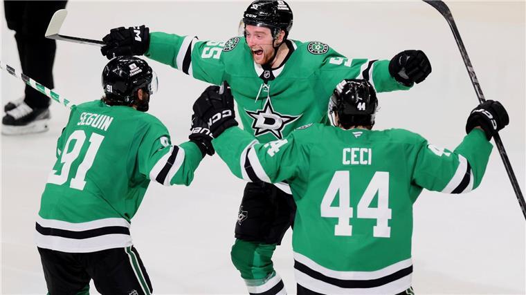 NHL-Playoffs: Dallas nächster Gegner von Draisaitls Oilers Thomas Harley (M) und die Dallas Stars bejubeln den Siegtreffer in der Verlängerung.