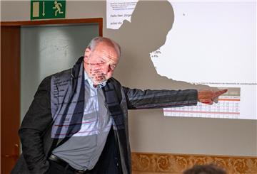 Thomas Jürgewitz stellt die Ergebnisse einer von der AfD beauftragten INSA-Umfrage vor.