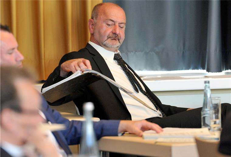 Bremerhaven: AfD verliert ihren Fraktionsstatus Thomas Jürgewitz verliert nun seinen Status als AfD-Fraktionsvorsitzender samt den damit verbundenen Zulagen.