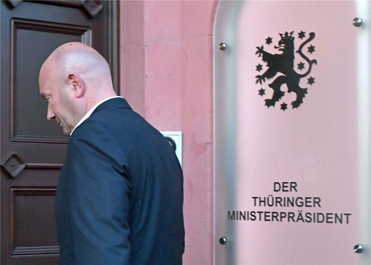 Nach Wahl-Eklat in Thüringen: CDU und FDP in Bedrängnis Thomas Kemmerich (FDP), neuer Ministerpräsident von Thüringen, betritt nach der Wahl die Thüringer Staatskanzlei.
