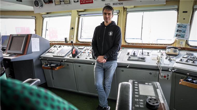 Thomas Le Coz, Kapitän des Aktionsschiffs, steht auf der Brücke des Schiffs im Kohlehafen in Bremen.