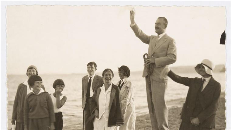 Thomas Mann gestikulierend am Strand, unter anderem neben Ilse Dernburg, Elisabeth Mann, Michael Mann, Golo Mann, Katia Mann und Monika Mann. (Archivbild)