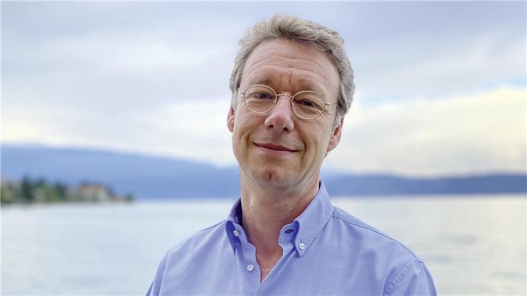 Ein Kanzler im Murmelspiel-Modus (Mit Verlosung) Ein Mann mit Brille.