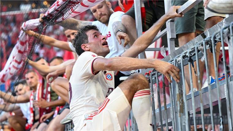 710. Pflichtspiel: Thomas Müller löst Rekordler Maier ab Thomas Müller erklimmt den Zaun im Fanblock.