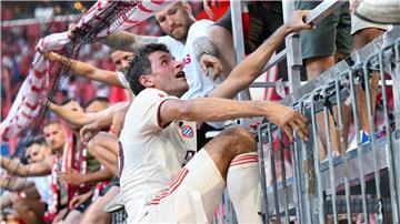 Thomas Müller erklimmt den Zaun im Fanblock.