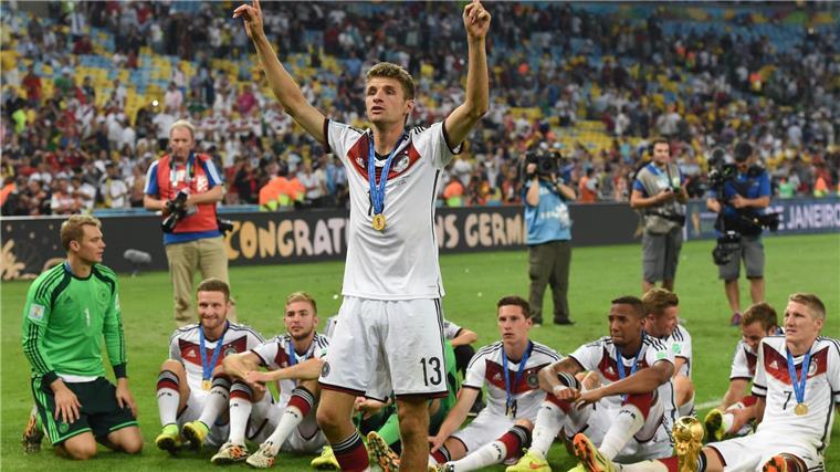 Unikat sagt „Servus“: Müllers DFB-Abschied mit WM-Wunsch Thomas Müller feiert den WM-Sieg in Brasilien.