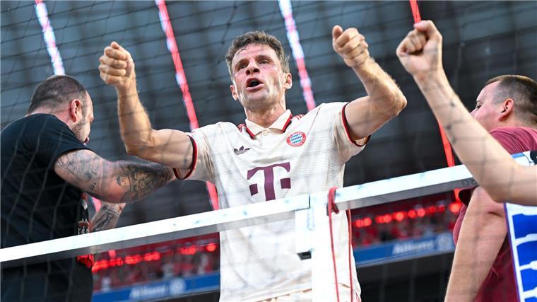 710. Pflichtspiel: Thomas Müller löst Rekordler Maier ab Thomas Müller feiert mit den Fans.