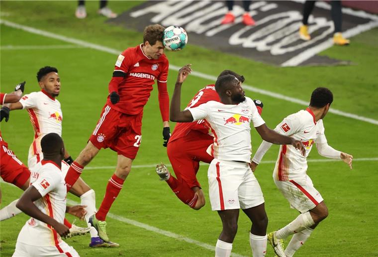 Bayern rettet sich zum Unentschieden Thomas Müller sorgt für den Ausgleich: Er köpft zum 3:3 für den FC Bayern.