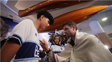 Thomas Müller spielt nun für die Vancouver Whitecaps und gab gleich am Flughafen Autogramme.