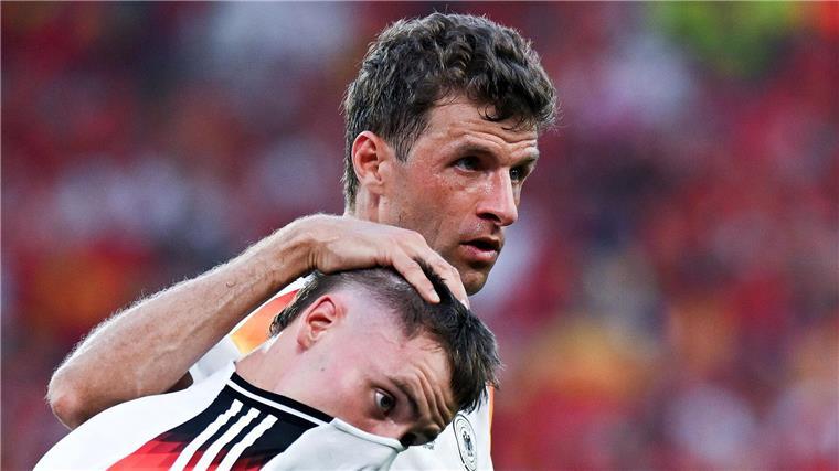 Unikat sagt „Servus“: Müllers DFB-Abschied mit WM-Wunsch Thomas Müller tröstet Florian Wirtz nach dem EM-Aus.