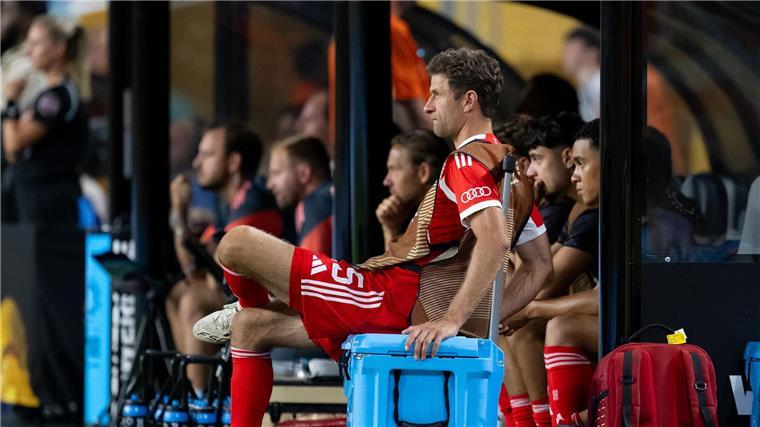 „Job erledigt“: Bayern schon weiter - Neue Musiala-Sorgen Thomas Müller verfolgt die Partie auf einem speziellen Sitzplatz am Spielfeldrand.