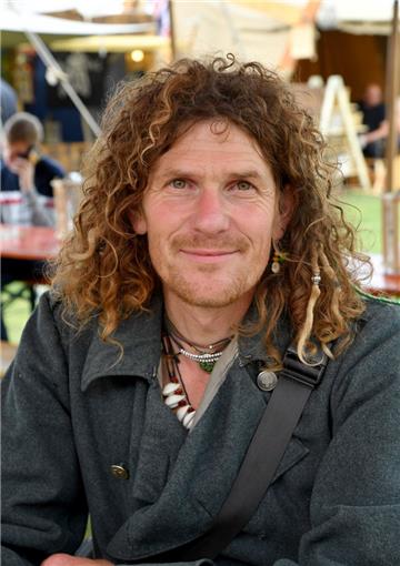 Thomas Plum ist der &quot;Bürgermeister&quot; und Cheforganisator des Freibeuterdorfes. Foto: Scheschonka