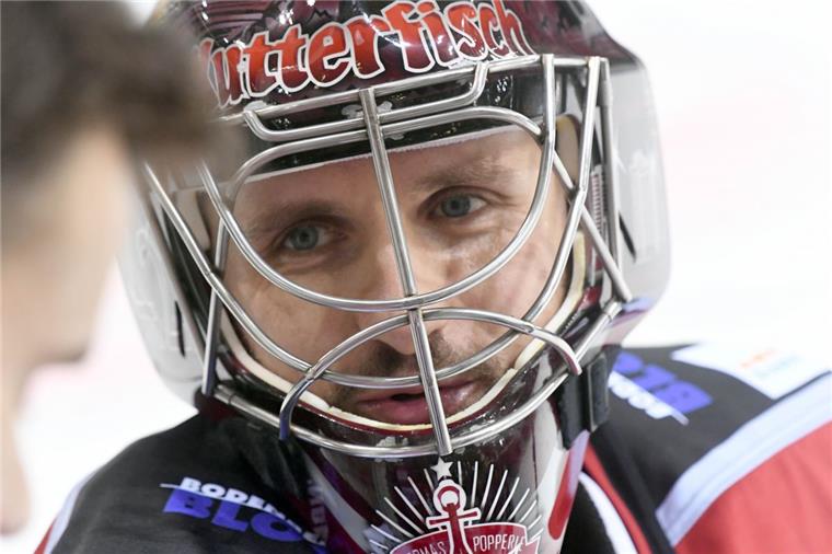 Thomas Pöpperle, Torhüter der Fischtown Pinguins, feierte mit seiner Mannschaft einen Sieg gegen Krefeld.