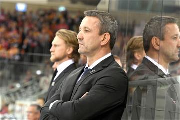 Thomas Popiesch an der Bande mit Kapitän Mike Moore.