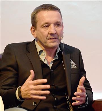 Thomas Popiesch diskutiert in einer Talkrunde.