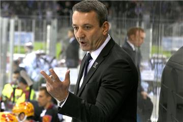 Thomas Popiesch gibt Anweisungen an der Bande.