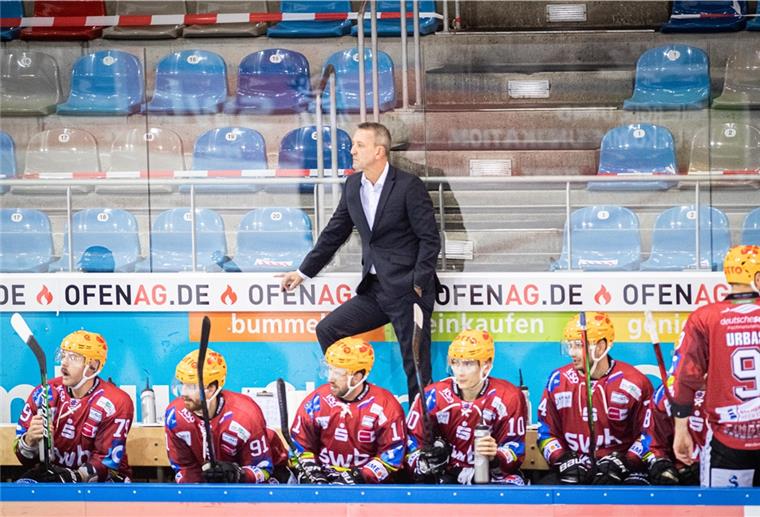 Die Pinguins feiern auch in Wolfsburg Thomas Popiesch konnte mit seiner Mannschaft auch in Wolfsburg zufrieden sein.