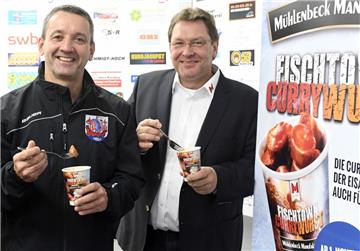 Thomas Popiesch (links) bei einer Werbeaufnahme für ein neues Currywurst-Produkt...
