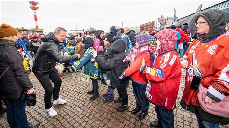 Thomas Popiesch macht den kleinsten Fans eine Freude.