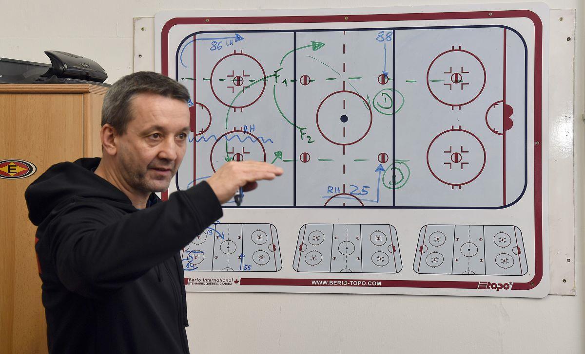 Thomas Popiesch malt den App-Gewinnern auf, wie sich die Pinguins bei Überzahl Krefeld verhalten sollen. Foto: Scheschonka