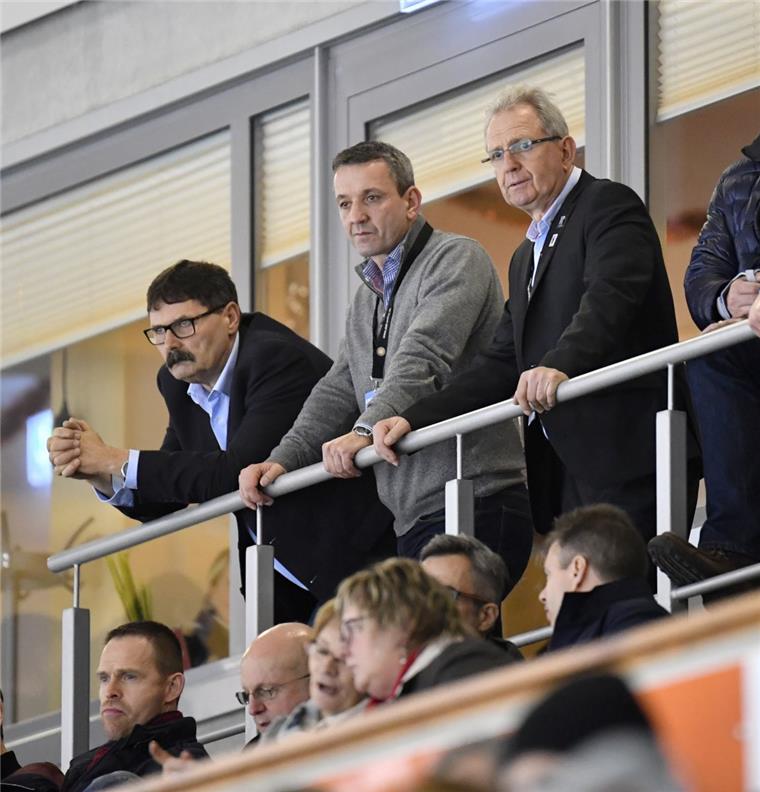 Thomas Popiesch bleibt auch 2017/2018 Trainer bei den Pinguins Thomas Popiesch (Mitte) als Beobachter bei der U-20-Weltmeisterschaft (mit Alfred Prey, links, und Arno Labuch-Ahrens).