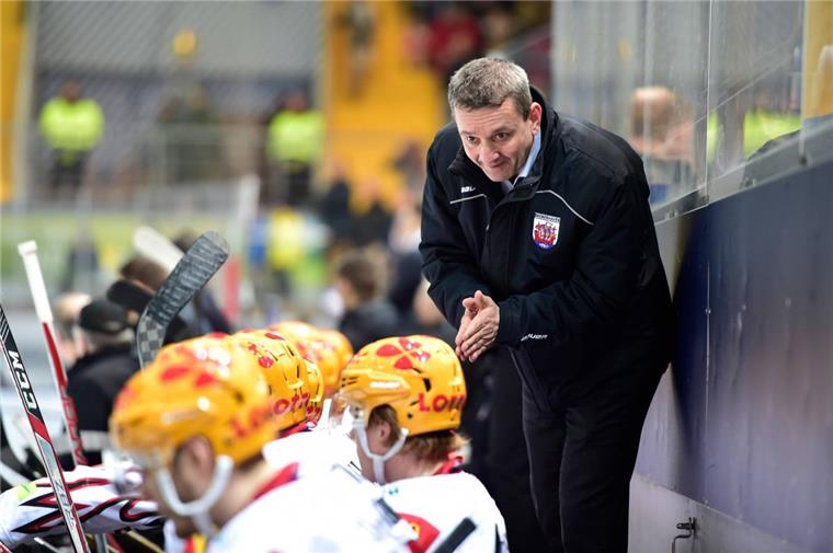 Eishockey-Coach Popiesch will langfristig in Bremerhaven bleiben Thomas Popiesch, Trainer der Fischtown Pinguins Bremerhaven, feierte bei seiner Rückkehr nach Dresden einen Sieg.