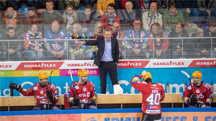 Das sind die Gründe für die Krise der Fischtown Pinguins Pinguins-Trainer Thomas Popiesch gestikuliert