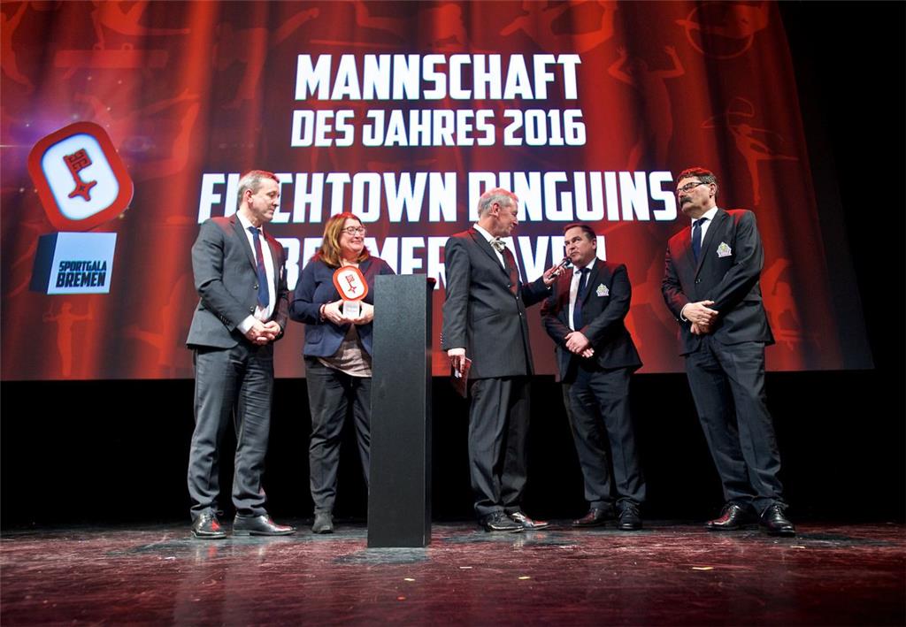 Thomas Popiesch trainiert die Mannschaft des Jahres 2016 im Land Bremen.