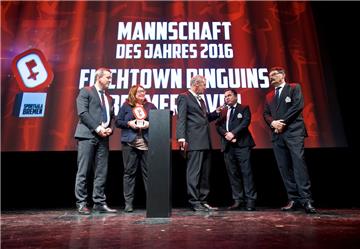 Thomas Popiesch trainiert die Mannschaft des Jahres 2016 im Land Bremen.
