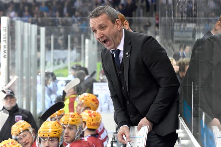 Thomas Popiesch unter Hochspannung im so wichtigen Spiel zwischen den Fischtown Pinguins und der Düsseldorfer EG.