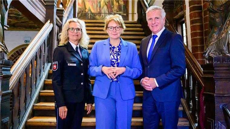 Polizeipräsident warnt Clans bei Amtsübergabe: Sehen Euch Thomas Ring übergibt den Staffelstab als Präsident der Polizeidirektion Lüneburg an Kathrin Schuol.