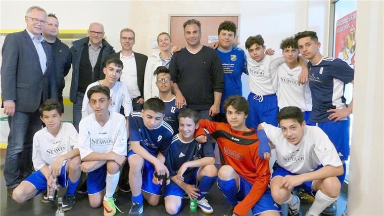 Werder-Legende Schaaf gibt Bremerhavener Schülern Tipps Thomas Schaaf (oben, 3. von links) mit Schülern und Lehrern der Schule am Ernst-Reuter-Platz.