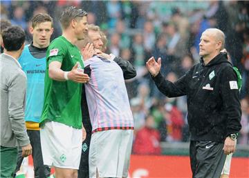 Thomas Schaaf (rechts) gratuliert seinen Spielern zum Klassenerhalt.  Das 1:1 im Schicksalsspiel gegen Frankfurt war Schaafs letzter Auftritt als Werder-Trainer. Foto Jaspersen/dpa 
