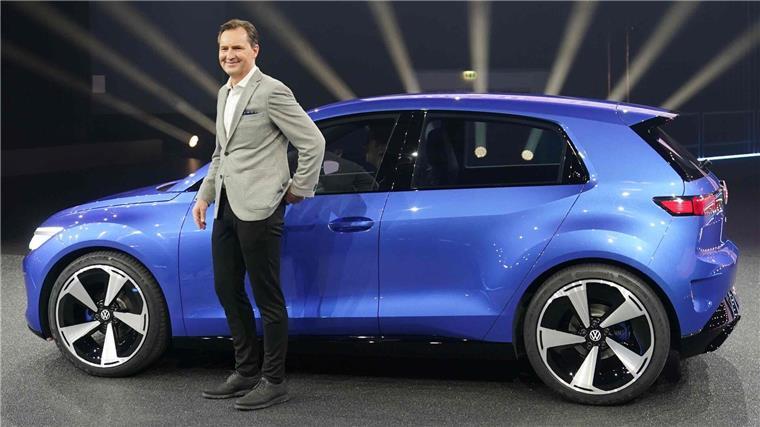 VW: 20.000-Euro-Stromer kommt 2027 Thomas Schäfer, Vorstandsvorsitzender der Marke Volkswagen Pkw, mit der im März 2023 vorgestellten Elektro-Kleinwagen-Studie ID.2all.