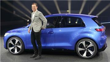Thomas Schäfer, Vorstandsvorsitzender der Marke Volkswagen Pkw, mit der im März 2023 vorgestellten Elektro-Kleinwagen-Studie ID.2all.