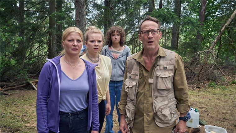 Wohnen im Wald: „Blackout bei Wellmanns“ Thomas Wellmann (Wotan Wilke Möhring, r) bereitet sich mit seiner Frau Eva (Jördis Triebel, l) und den Töchtern Paula (Daria Vivien Wolf, 2.v.l.) und Jenny (Josefine Keller, 2.v.r.) auf einen erneuten Blackout vor.