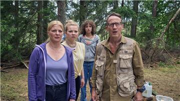 Thomas Wellmann (Wotan Wilke Möhring, r) bereitet sich mit seiner Frau Eva (Jördis Triebel, l) und den Töchtern Paula (Daria Vivien Wolf, 2.v.l.) und Jenny (Josefine Keller, 2.v.r.) auf einen erneuten Blackout vor.