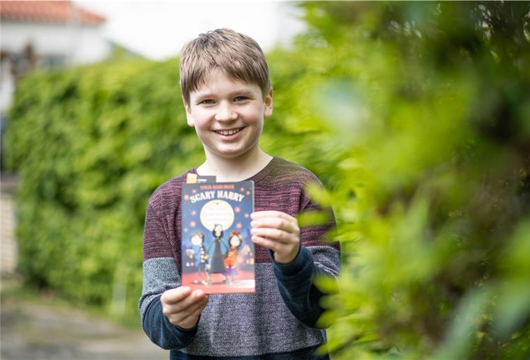 Thorge aus Bremerhaven will als Vorleser gewinnen Thorge von Harten, Junge mit Buch.