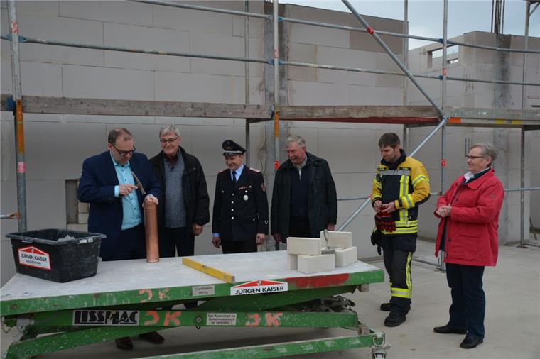 Neuenwalde: Grundstein für neues Feuerwehrhaus ist gelegt Thorsten Krüger (von links) musste mit dem Hammer ein wenig nachhelfen, um die Zeitkapsel zu verschließen. Gemeinsam mit Günter Diekhoff, Fabian Koop, Peter Steffens, Michael Rinas und Ellen Frank verbaute er das Gefäß anschließend im Mauerwerk des neuen Feuerwehrhauses.