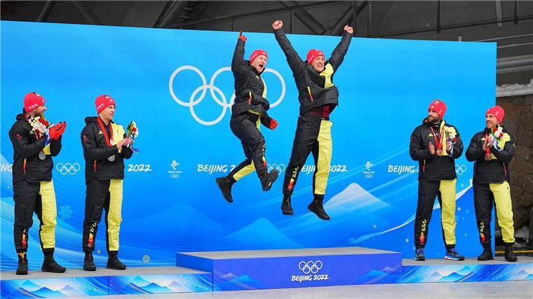 Bob: Friedrich-Topmann will Olympia-Gold nun mit Konkurrent Thorsten Margis (4 v l) wechselt ins Team Johannes Lochner (l) und fährt dann gegen Goldmedaillengewinner Francesco Friedrich.
