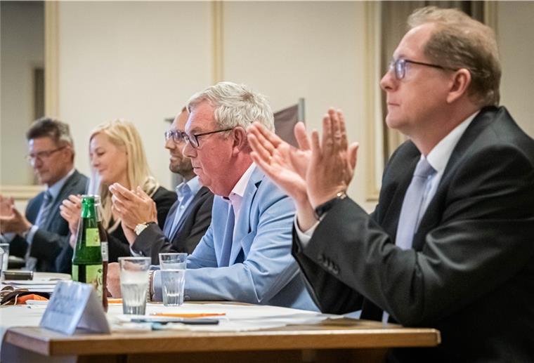 CDU: Mehrere neue Baugebiete für Bremerhaven Thorsten Raschen (rechts) stellt auf dem CDU-Parteitag aktuelle Projekte vor.