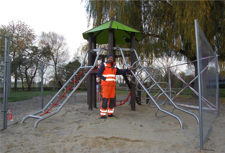 In Schwei gibt es eine neue Burg zum Herumtollen Thorsten Taute, Teamleiter des Stadlander Bauhofs, ist selber von dem neuen Spielgerät auf dem Spielplatz an der Grundschule Schwei begeistert.