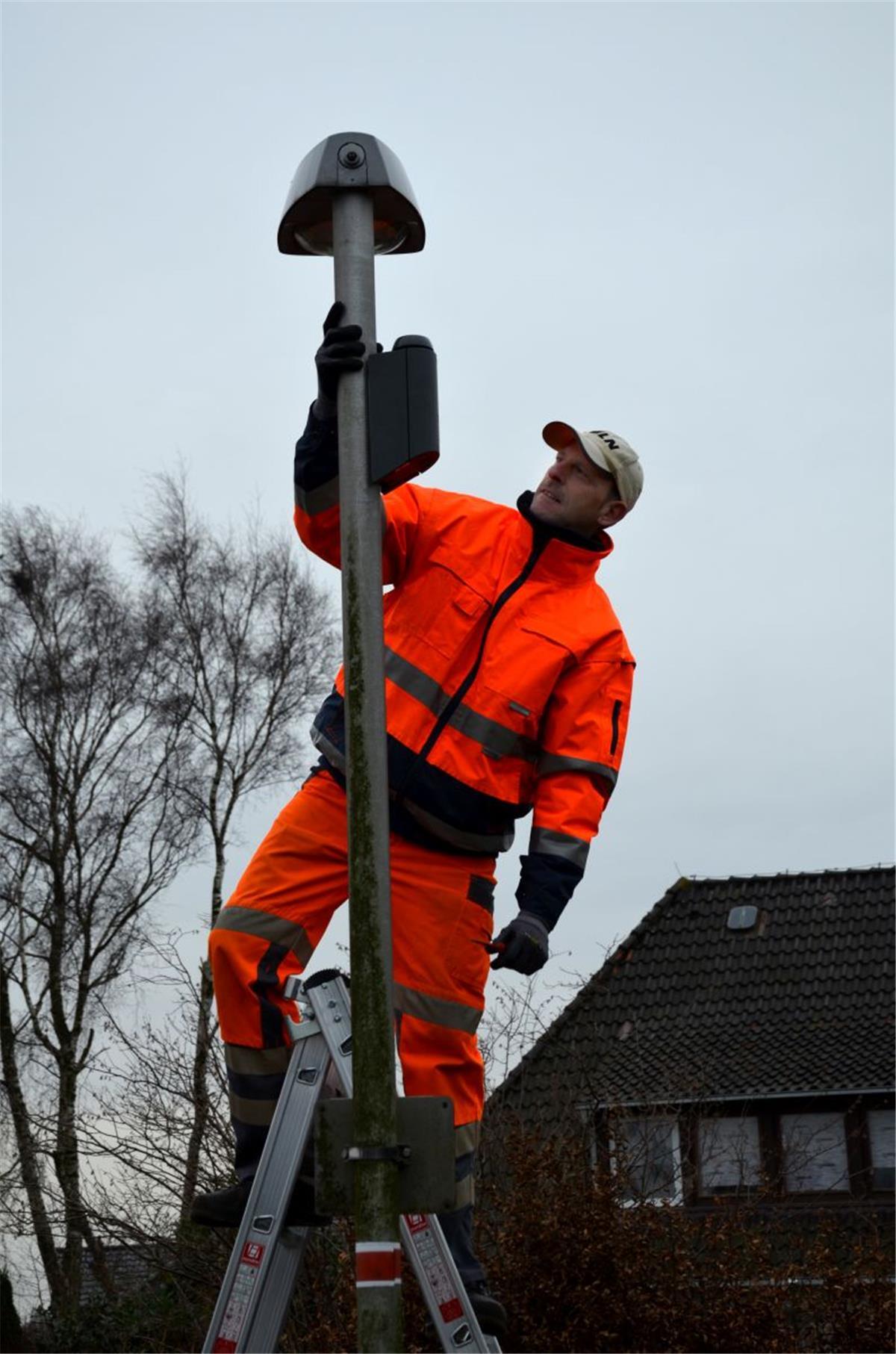Thorsten Wegener, Elektriker in Diensten der Stadt Geestland , installiert zurzeit Steuerungseinheiten an den Straßenlampen .