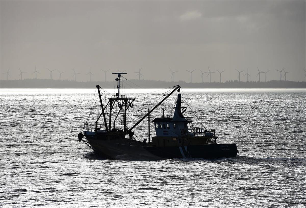 ARCHIV - 16.04.2015, Schleswig-Holstein, List: Ein niederländischer Fischkutter hat auf der Nordsee zwischen List (Schleswig-Holstein) und der dänischen Insel Römö seine Netze ausgeworfen. (zu dpa: «Forscher fordern Neudefinition nachhaltiger Fischerei») Foto: Carsten Rehder/dpa +++ dpa-Bildfunk +++