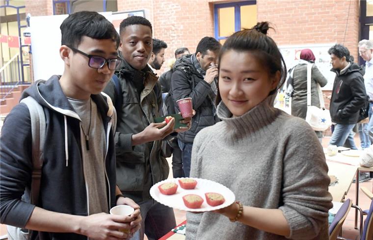 Tianyi Kang (rechts) aus Peking hält traditionelle chinesische Köstlichkeiten bereit, die am China Day an der Hochschule probiert werden konnten.