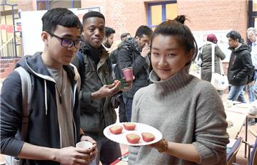 Tianyi Kang (rechts) aus Peking hält traditionelle chinesische Köstlichkeiten bereit, die am China Day an der Hochschule probiert werden konnten.