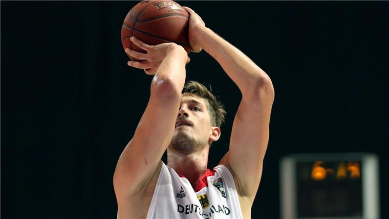 Neuer Basketball-Bundestrainer überrascht bei Nominierung Tibor Pleiß kehrt ins Nationalteam zurück.