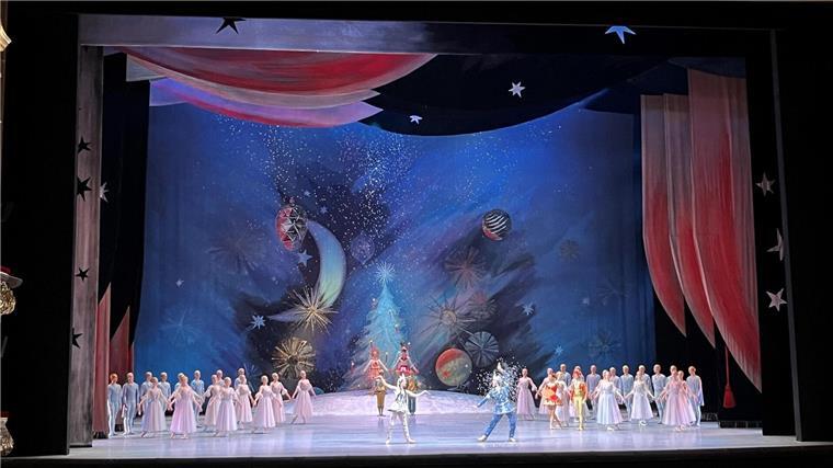 „Nussknacker“-Preiswucher: Bolschoi zeigt Ballett gratis Tickets für das „Nussknacker“-Ballett am Moskauer Bolschoi-Theater sind schwer zu bekommen, weshalb der Musentempel das Märchen nun auch gratis zeigt. (Archivbild)